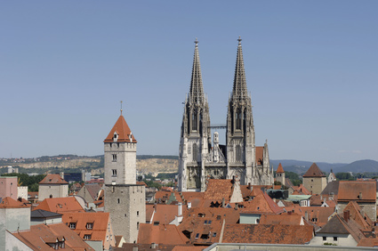 Regensburg mit der Steinernen Brücke über die Donau und dem Dom St. Peter